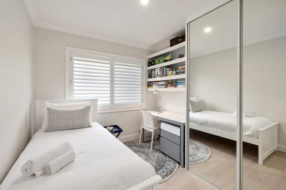 Swim, Golf and sip wine with a view! Apartment in Pittwater Council