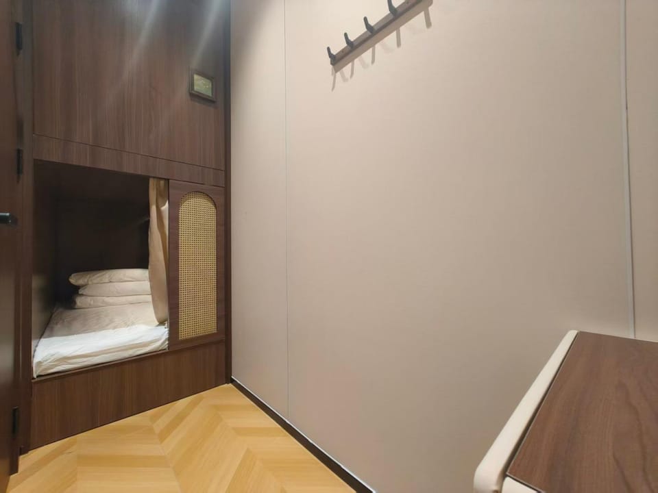Moon International Youth Hostel-Changgang Metro Station Branch near the Second Affiliated Hospital of Guangzhou Medical University Hotel in Guangzhou
