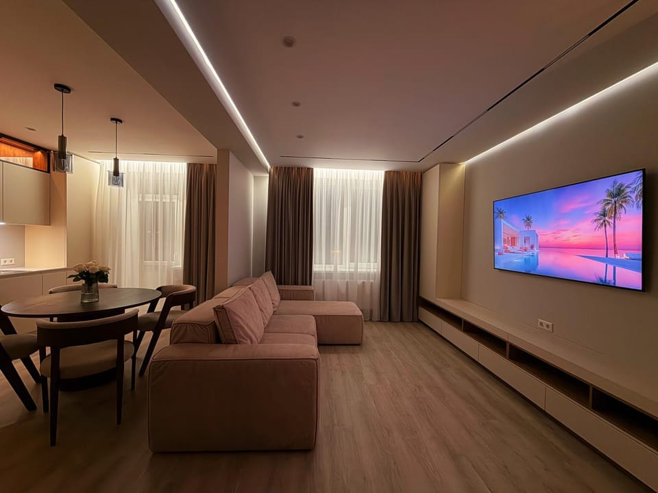 TV and multimedia, Living room, Seating area, Evening entertainment