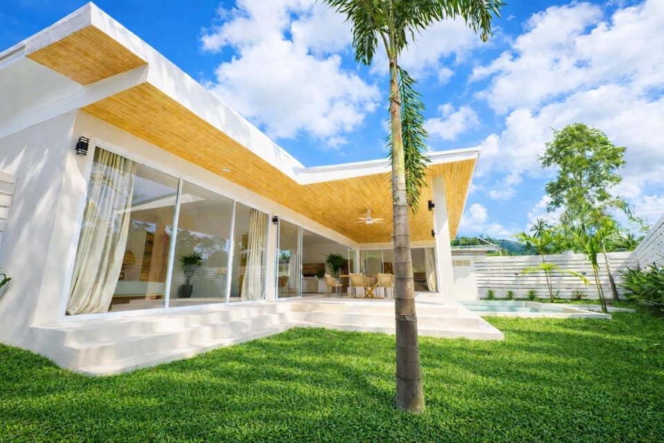 Property building, Patio, Garden, Garden, Garden view, Swimming pool, sunbed