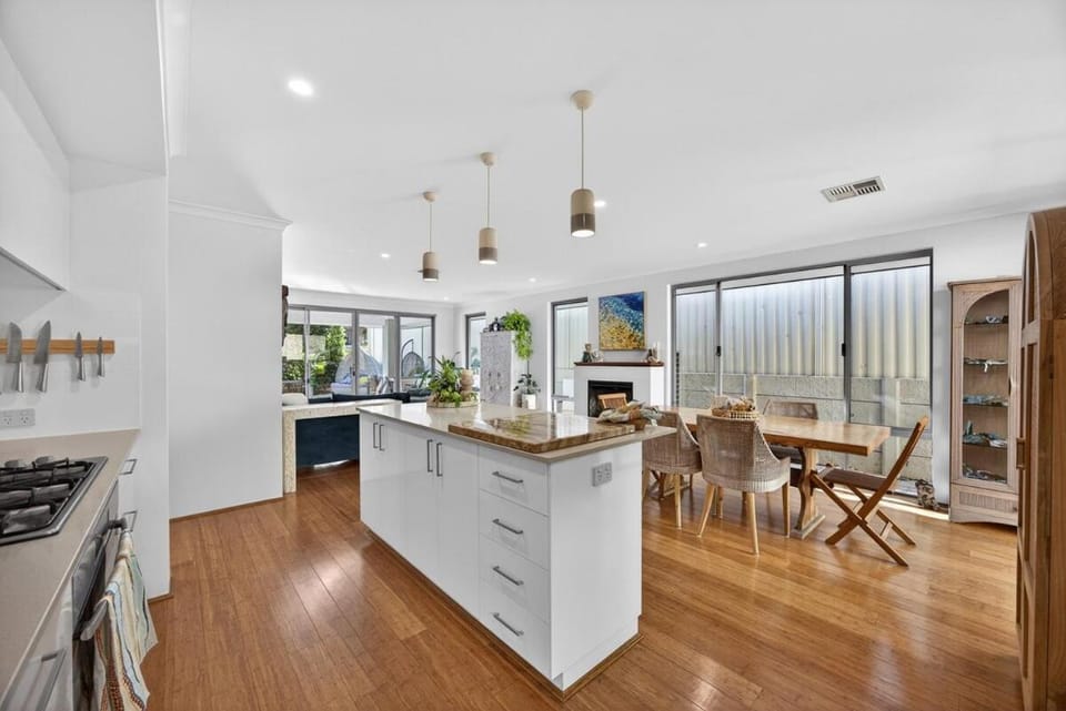 Kitchen or kitchenette, Dining area, oven, stove