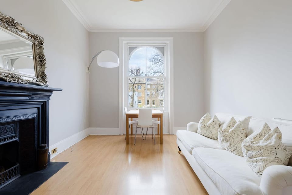 Spacious Sun Filled 1BDR Flat in Highbury Apartment in London Borough of Islington