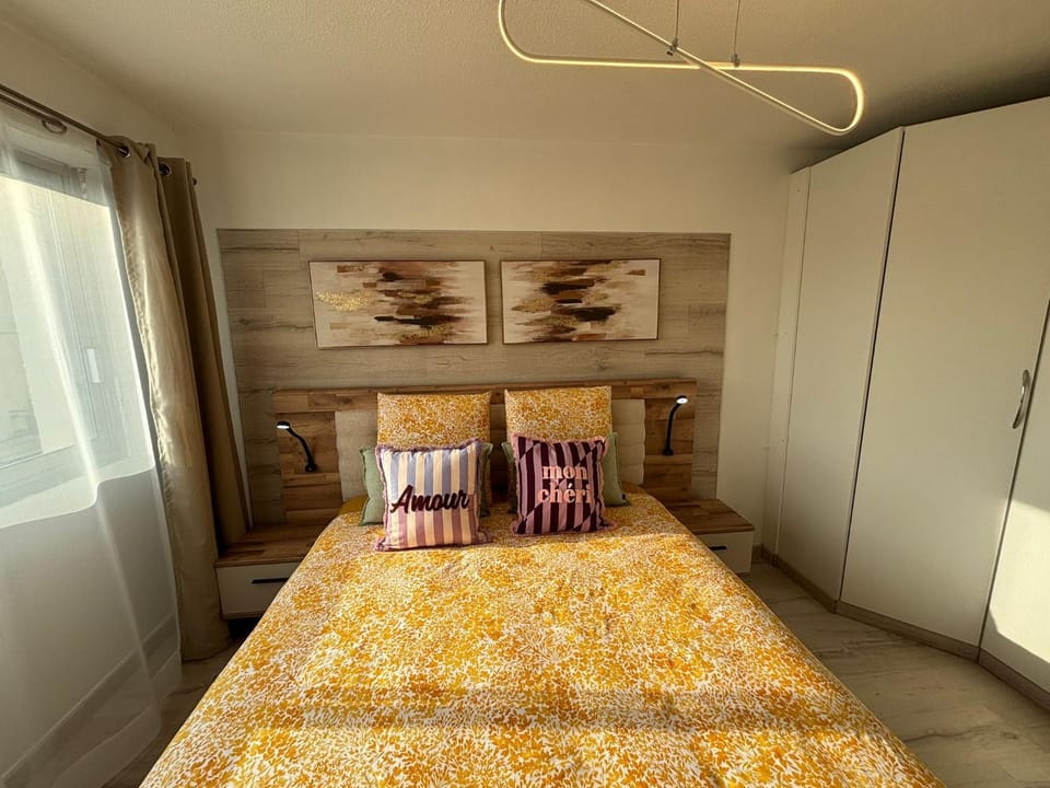 Bed, Photo of the whole room, Bedroom, wardrobe
