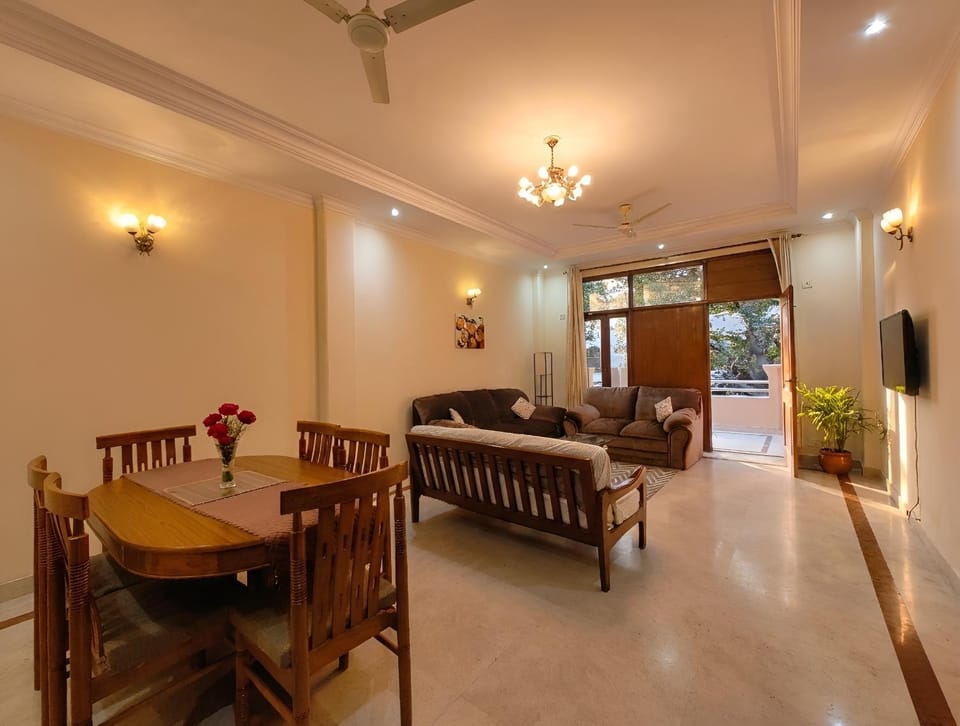 Communal lounge/ TV room, TV and multimedia, Living room, Seating area, Dining area, Evening entertainment