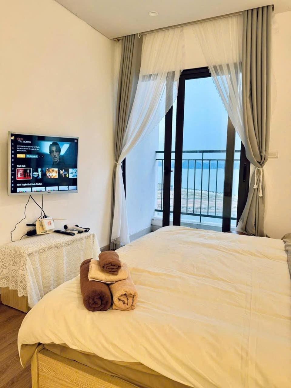 Communal lounge/ TV room, Bed, Natural landscape, TV and multimedia, View (from property/room), Balcony/Terrace, Photo of the whole room, Evening entertainment, Bedroom, Sea view, hair dresser, towels