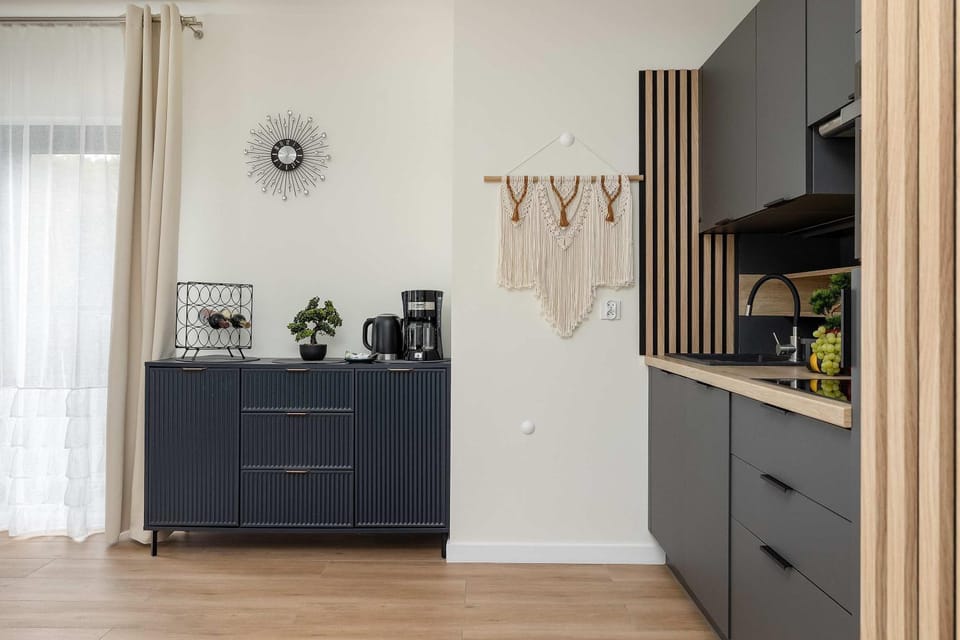 Coffee/tea facilities, Kitchen or kitchenette, stove