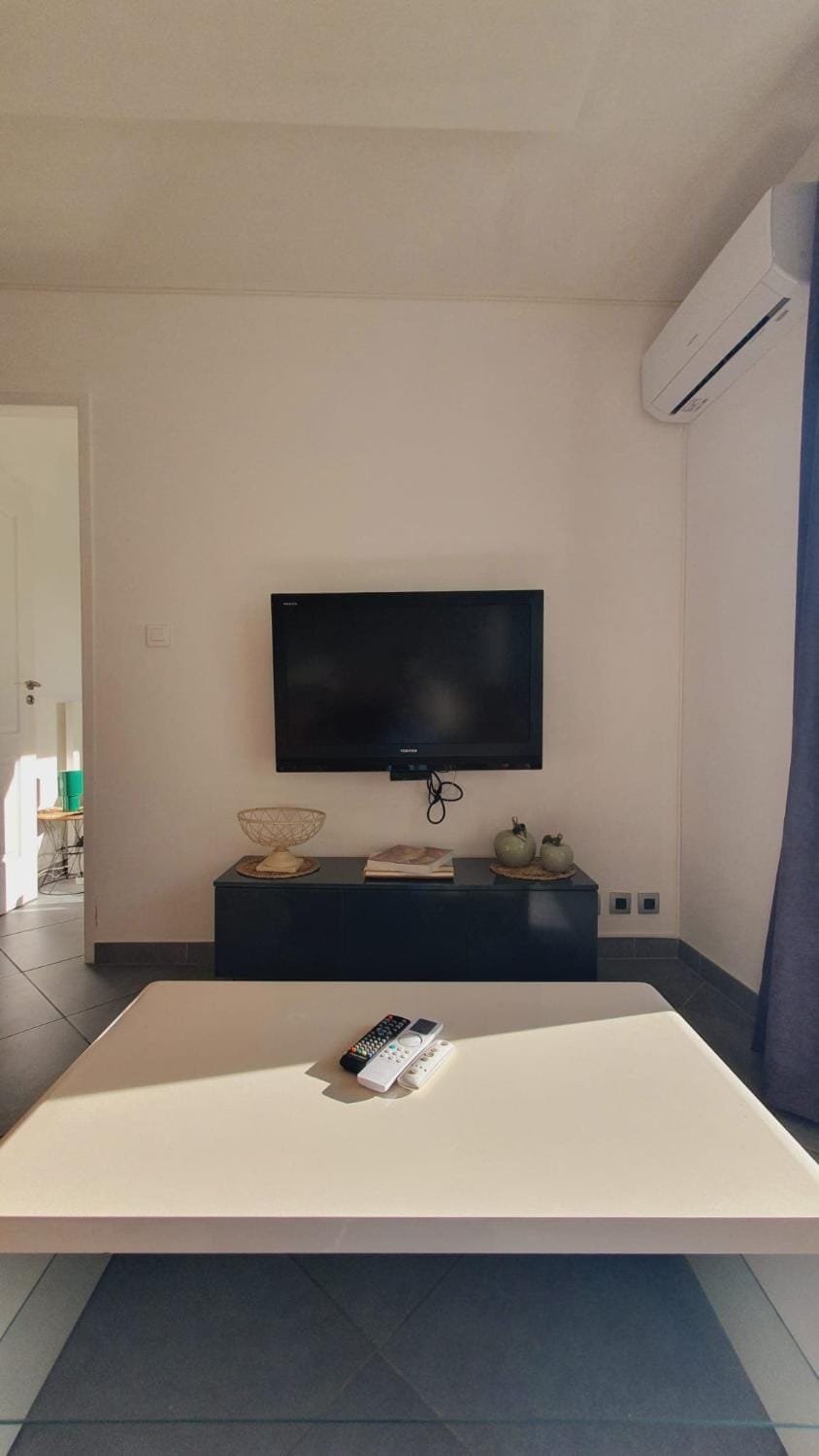 Communal lounge/ TV room, Bed, Photo of the whole room, air conditioner