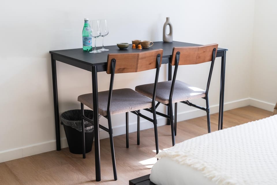 Bed, Dining area, Bedroom