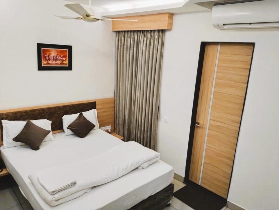 Bed, Photo of the whole room, Bedroom, fireplace, wardrobe, air conditioner
