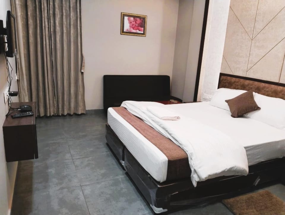 Bed, TV and multimedia, Photo of the whole room, Bedroom