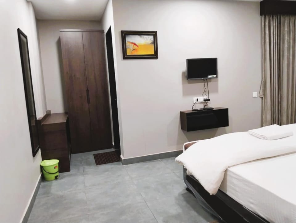 Communal lounge/ TV room, Bed, TV and multimedia, Photo of the whole room, Evening entertainment, Bedroom, hair dresser, wardrobe