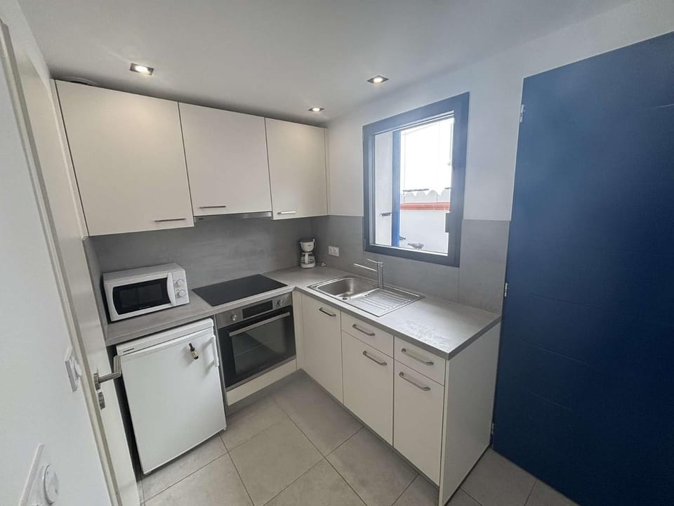 Kitchen or kitchenette, oven, stove