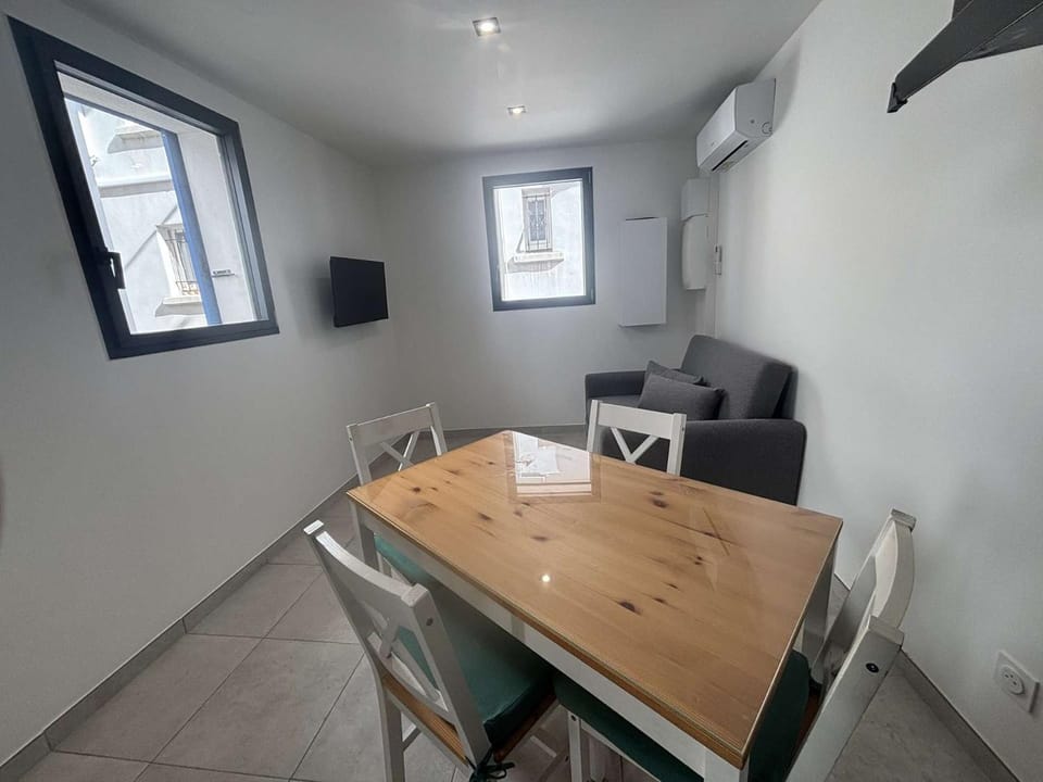 TV and multimedia, Living room, Seating area, Dining area