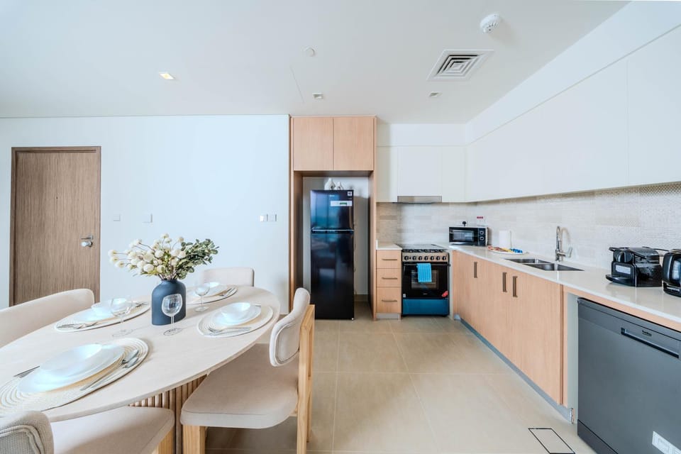 Coffee/tea facilities, Kitchen or kitchenette, Seating area, Dining area, dishwasher, microwave, oven, stove, kitchen