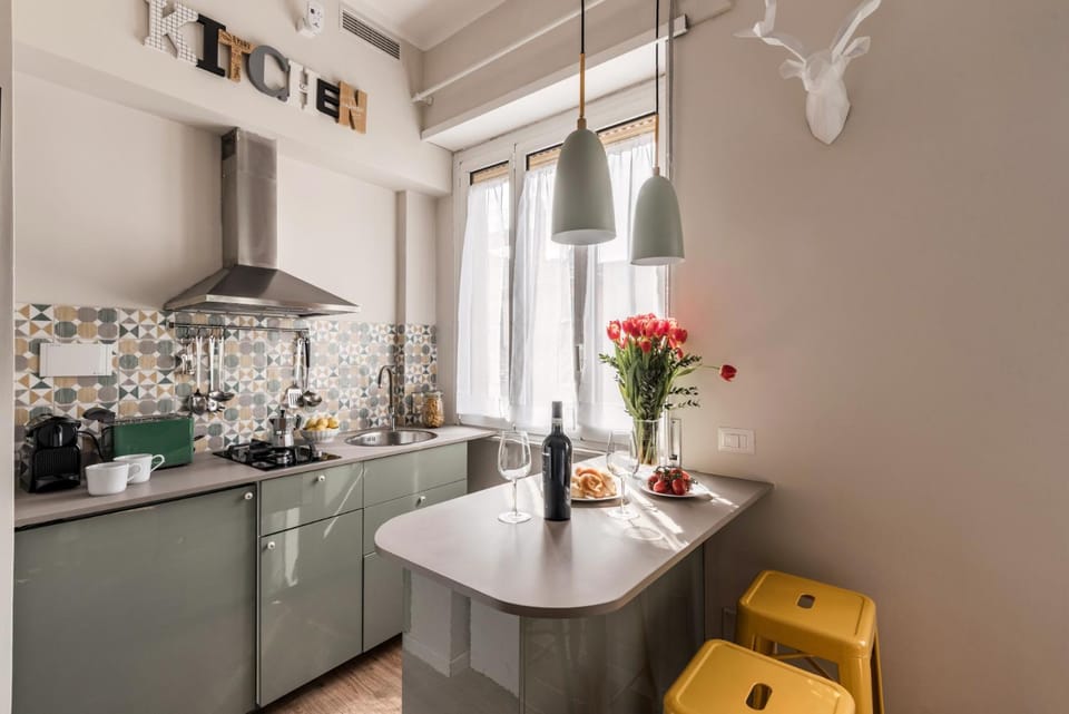 Coffee/tea facilities, Kitchen or kitchenette, Dining area, stove