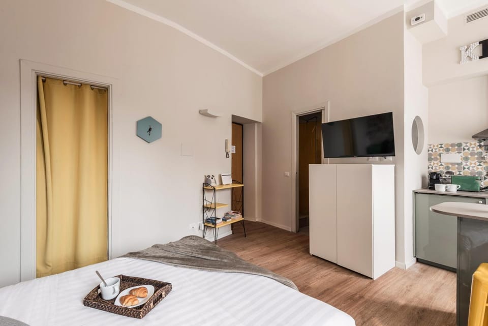 Bed, TV and multimedia, Kitchen or kitchenette, Photo of the whole room, Dining area