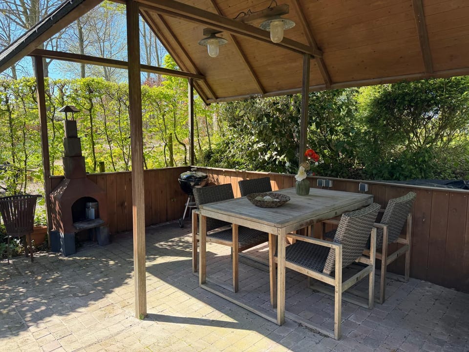 Vacation home with a large fenced-in yard House in Bruinisse