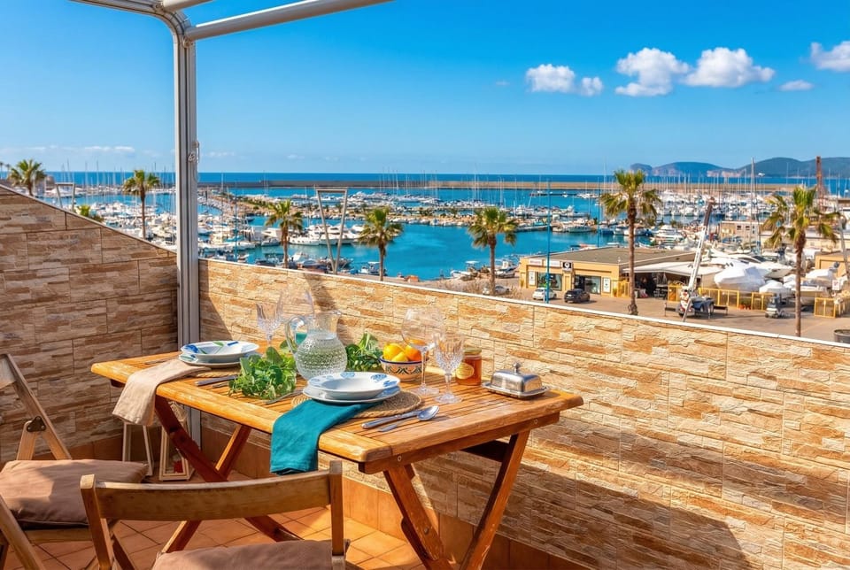 Natural landscape, View (from property/room), Balcony/Terrace, Dining area, Sea view