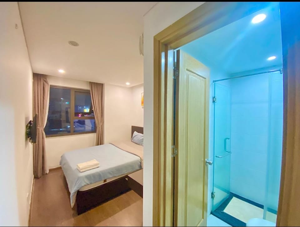 Shower, Bed, Bathroom, Photo of the whole room, Bedroom, towels