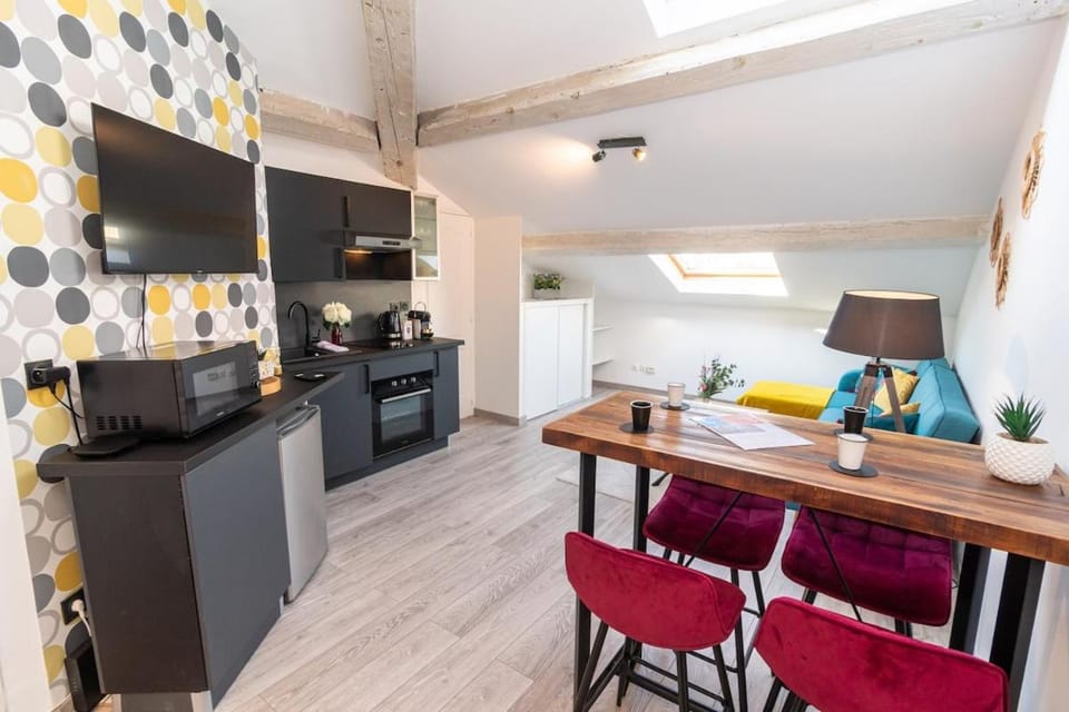 Kitchen or kitchenette, Living room, Seating area, Dining area, stove, kitchen