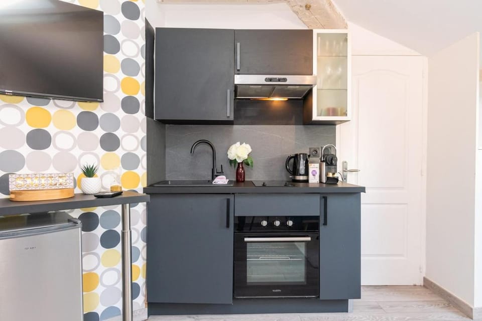 Kitchen or kitchenette, stove, kitchen