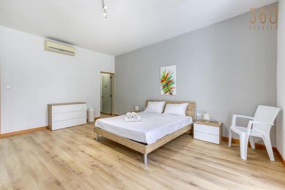 Bed, Photo of the whole room, Bedroom, towels, air conditioner