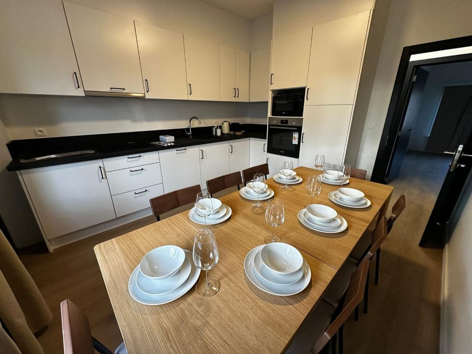 Coffee/tea facilities, Kitchen or kitchenette, Dining area, stove, toaster