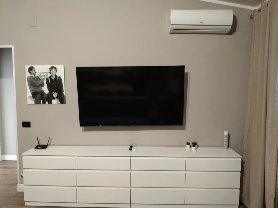 Communal lounge/ TV room, TV and multimedia, Living room, Seating area