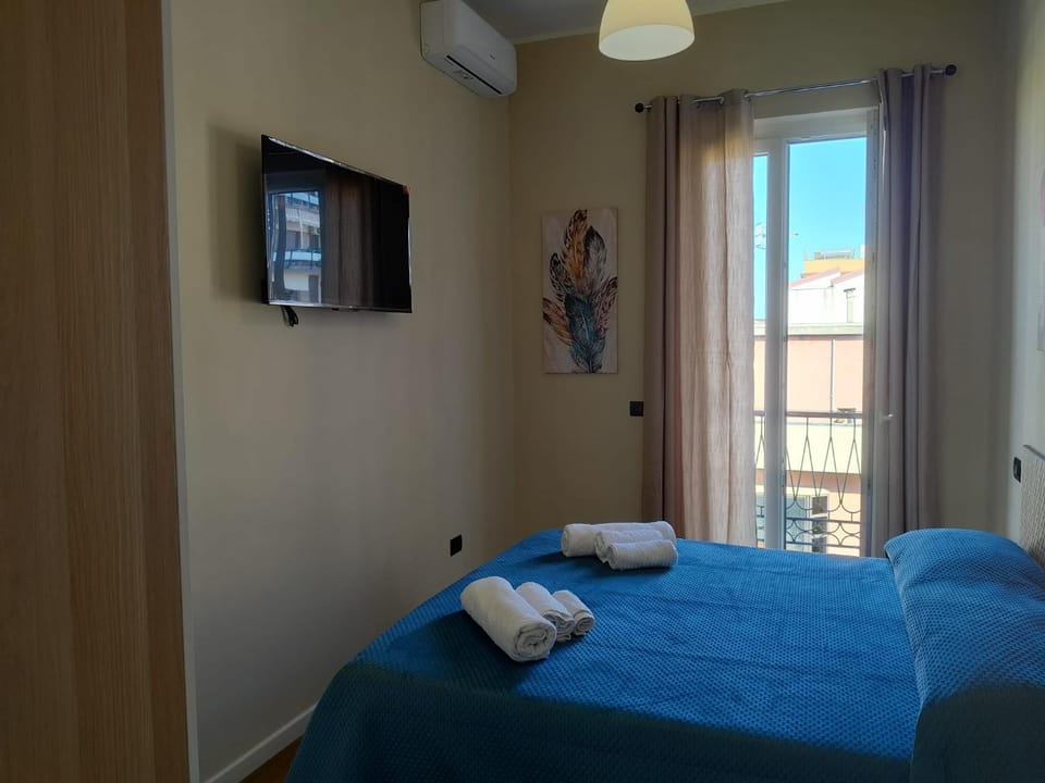 Bed, TV and multimedia, Bedroom