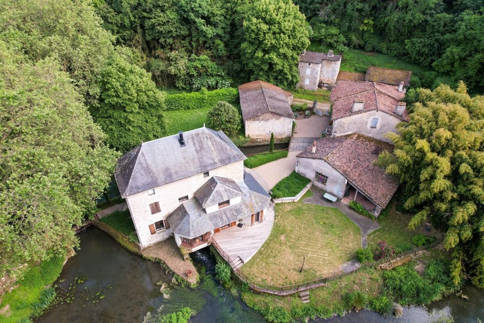 Moulin historique du XIIᵉ siècle – Élégance & caractère Bed and Breakfast in Nouvelle-Aquitaine