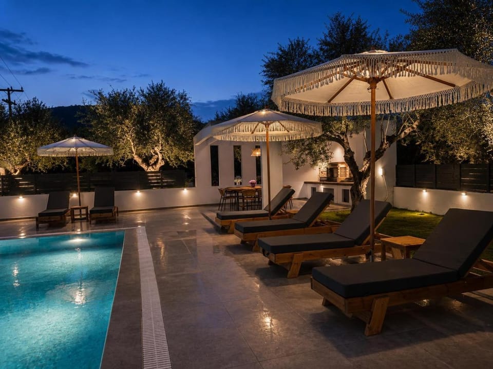 Swimming pool, sunbed