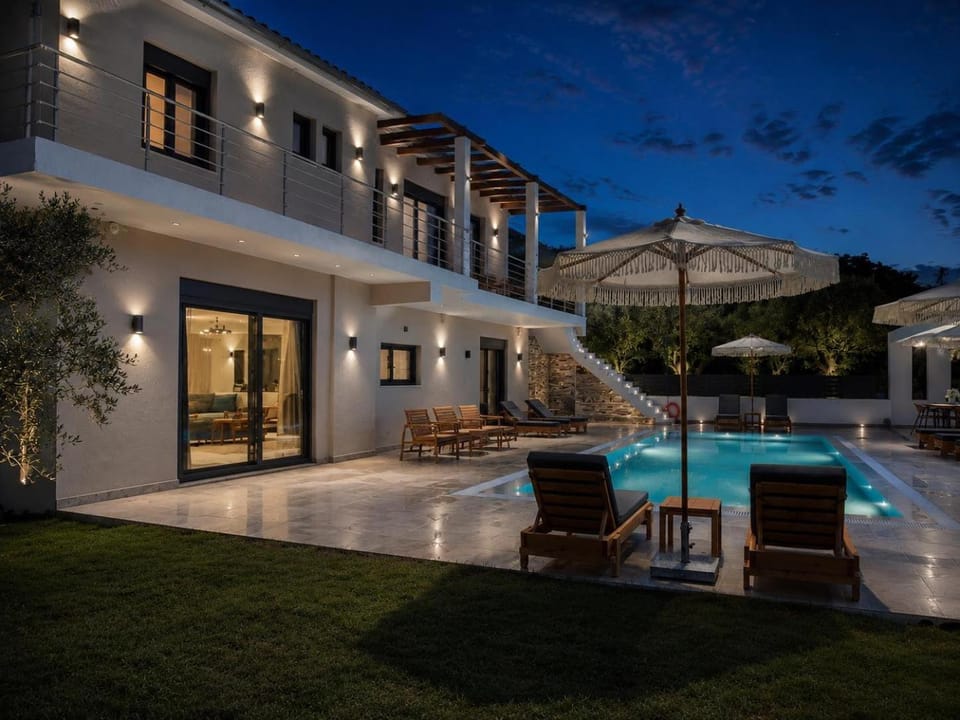 Property building, Swimming pool, sunbed