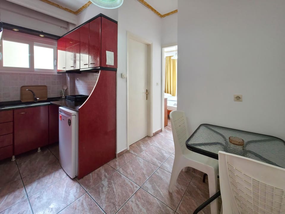 Kitchen or kitchenette, minibar