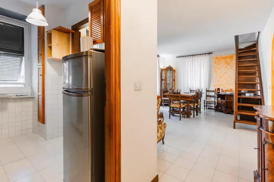 Kitchen or kitchenette, Living room, Seating area, Dining area, oven