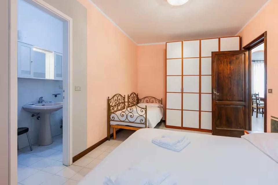 Bed, Bathroom, Photo of the whole room, Bedroom, towels