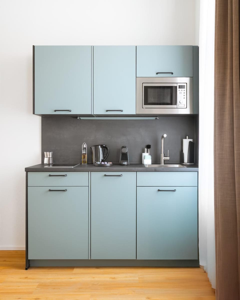 Coffee/tea facilities, Kitchen or kitchenette, stove