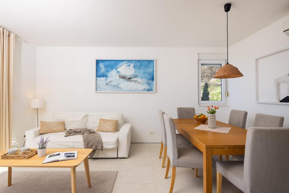 Living room, Food and drinks, Decorative detail, Seating area, Dining area