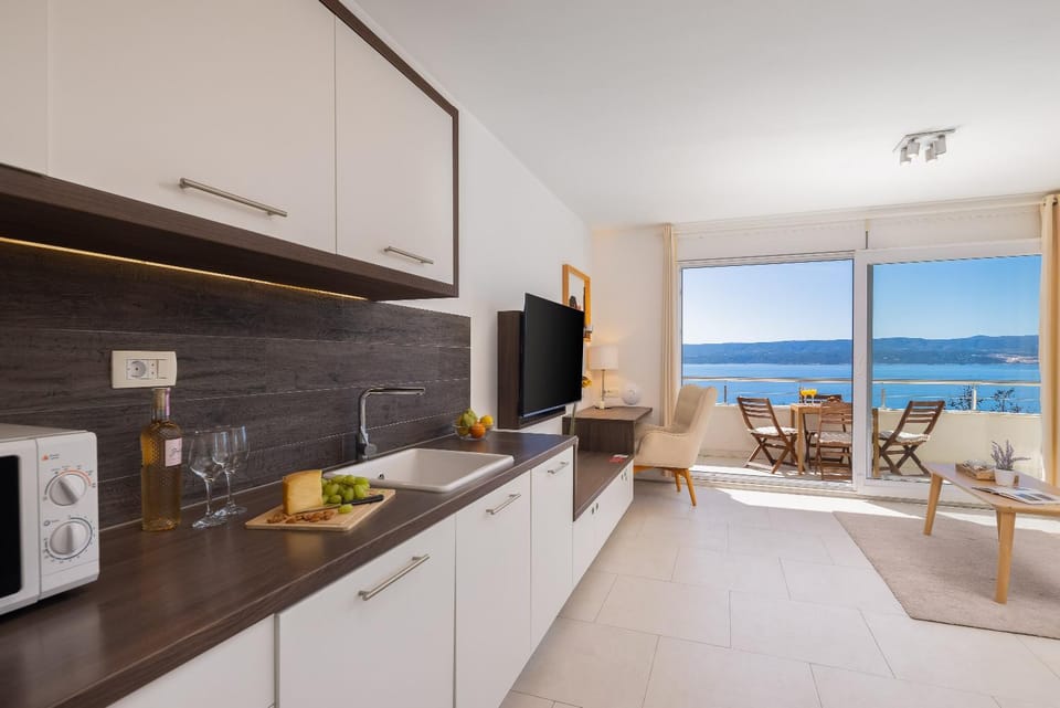 Natural landscape, TV and multimedia, Kitchen or kitchenette, Living room, Food and drinks, Seating area, Dining area, Sea view, microwave, oven, kitchen