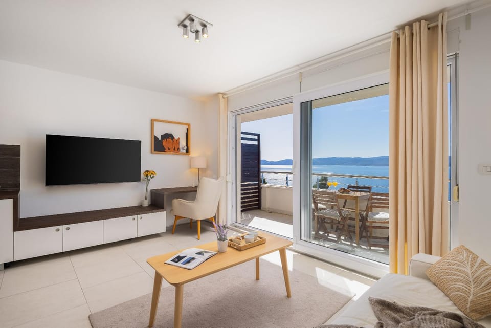 Natural landscape, TV and multimedia, View (from property/room), Balcony/Terrace, Living room, Seating area, Evening entertainment, Sea view