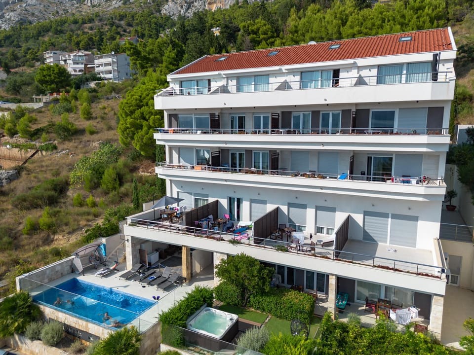 Property building, Day, Natural landscape, Bird's eye view, View (from property/room), Balcony/Terrace, Pool view, Swimming pool, sunbed