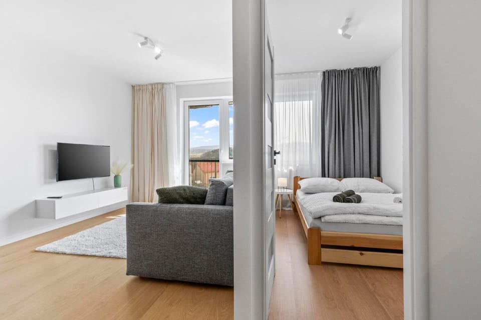 TV and multimedia, Photo of the whole room, Bedroom, cot