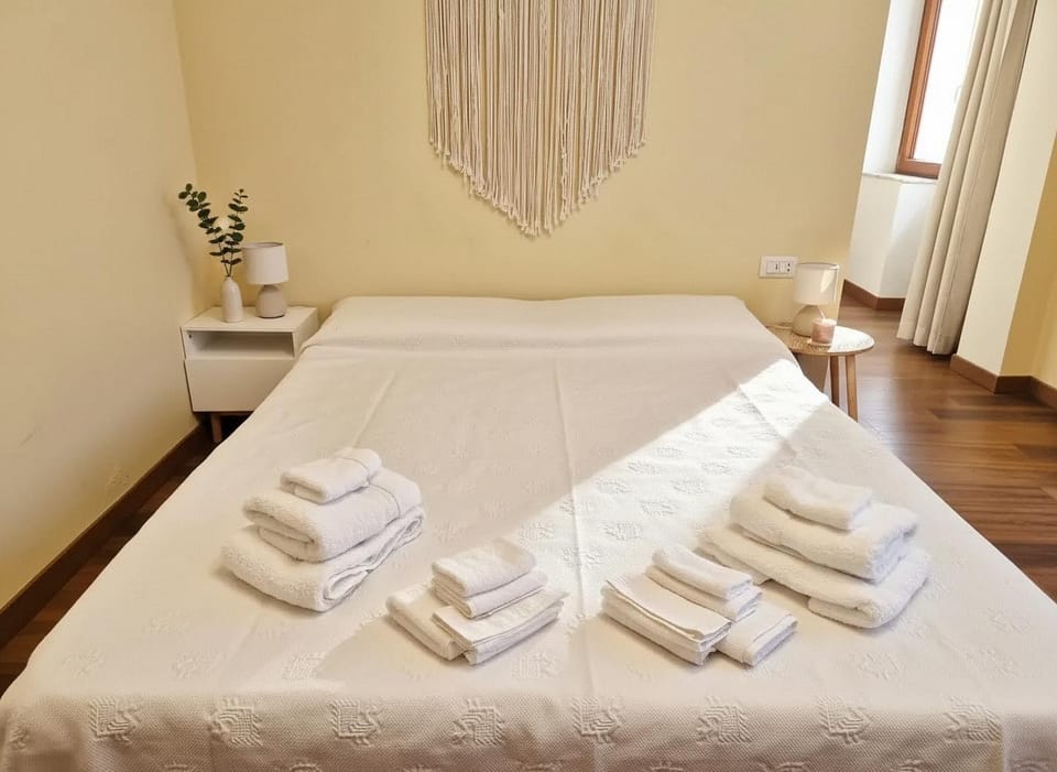 Bed, Bedroom, towels