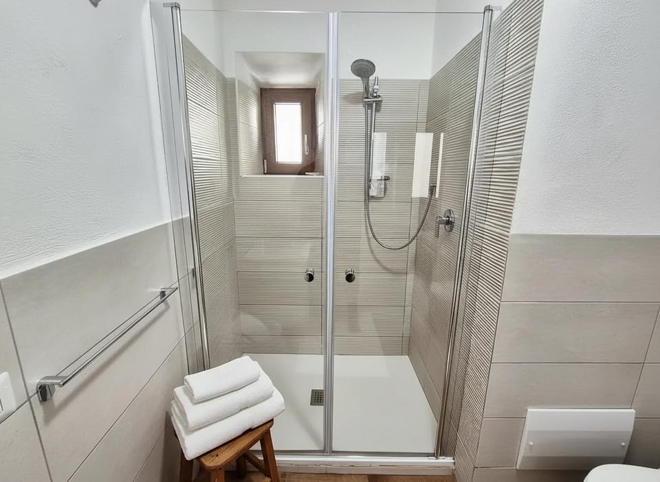 Shower, Bathroom, towels