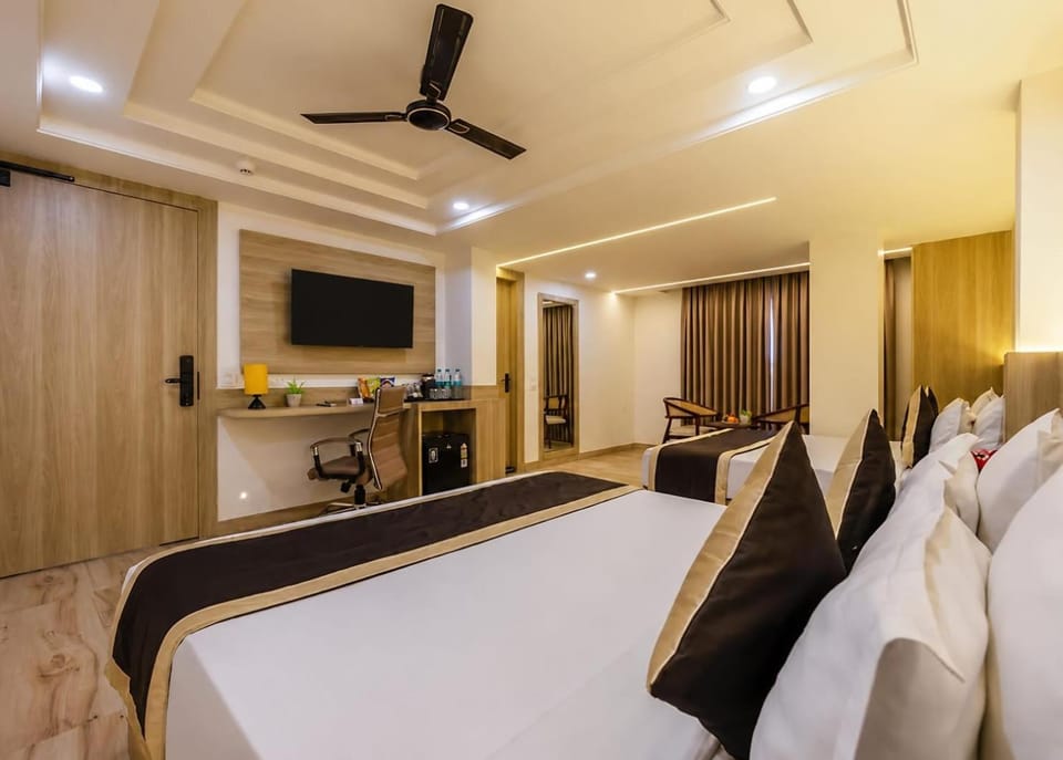 Communal lounge/ TV room, Bed, TV and multimedia, Kitchen or kitchenette, Living room, Photo of the whole room, Seating area, Dining area, Evening entertainment, Bedroom, fireplace, minibar, air conditioner