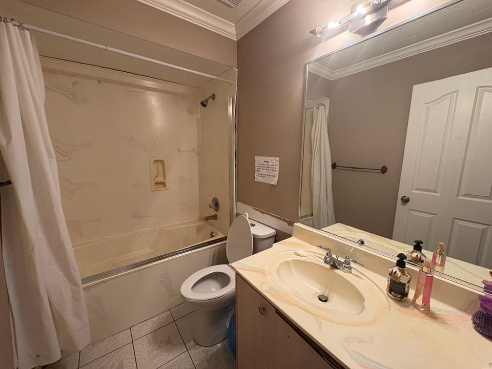 Modern Suite near Transit & Surrey Central - Free Parking & Wifi Vacation rental in Surrey