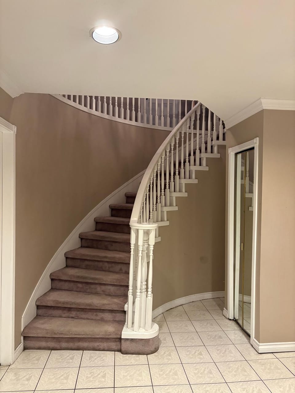 Modern Suite near Transit & Surrey Central - Free Parking & Wifi Vacation rental in Surrey