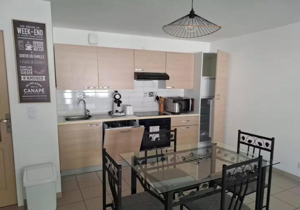 Coffee/tea facilities, Kitchen or kitchenette, Dining area, dishwasher, oven, stove, toaster