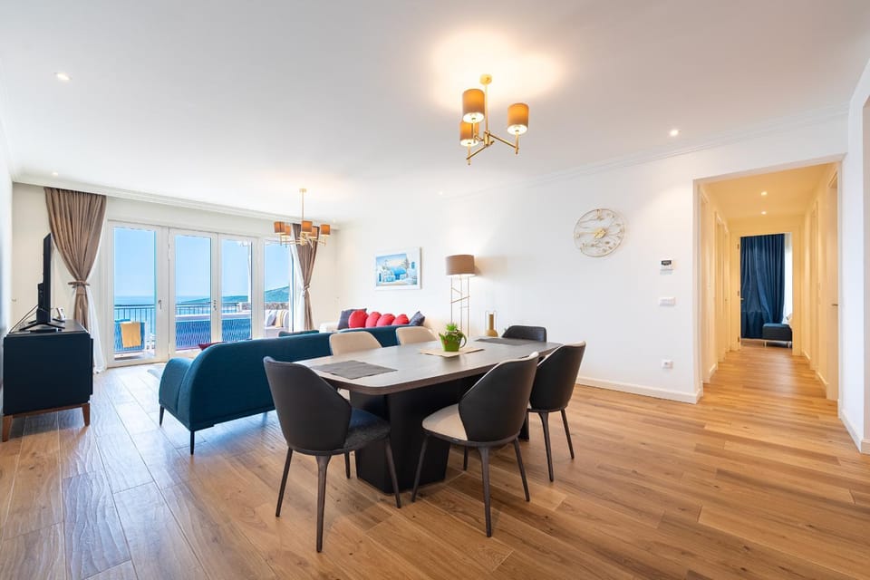 Seating area, Dining area