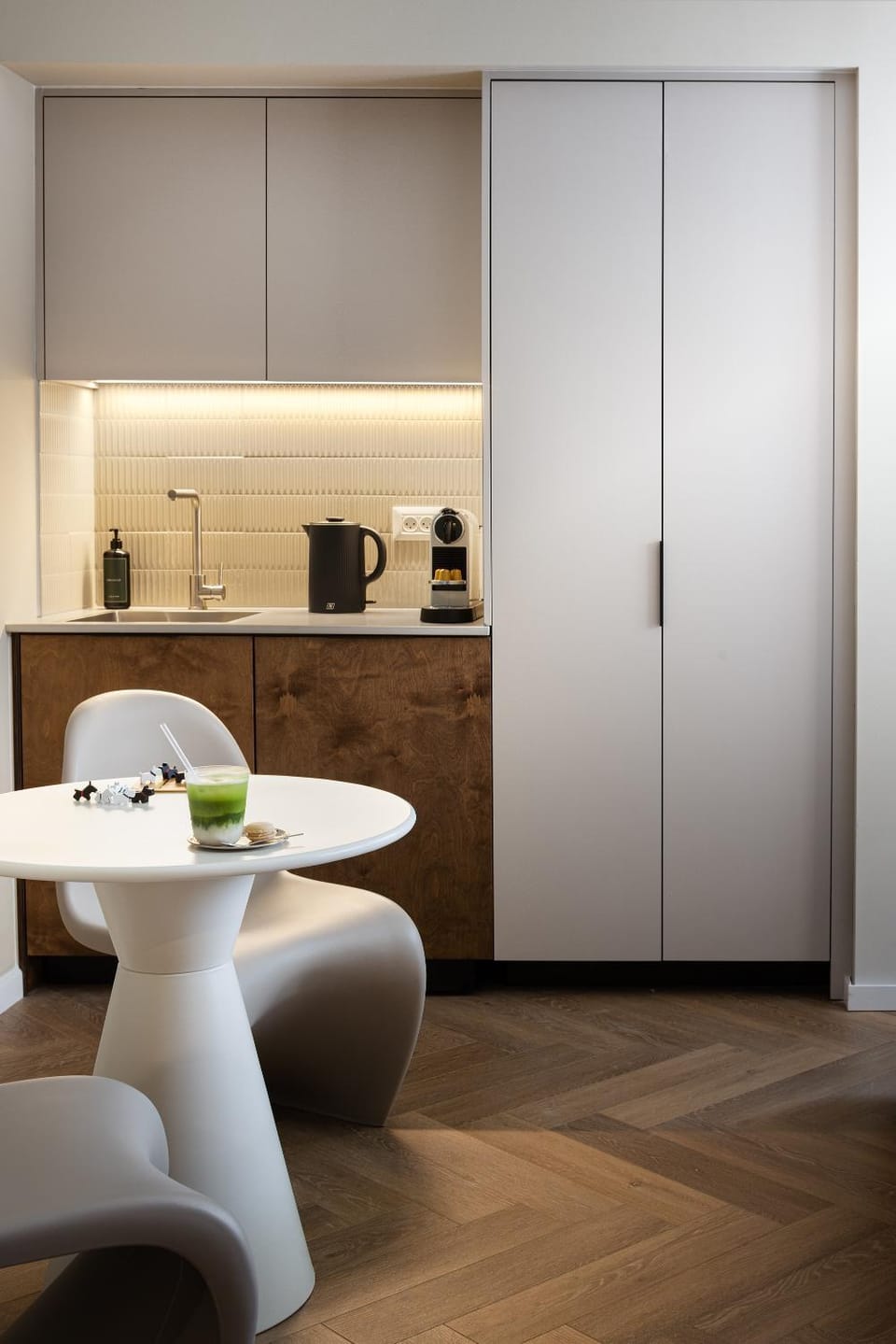 Coffee/tea facilities, Kitchen or kitchenette, Seating area, minibar