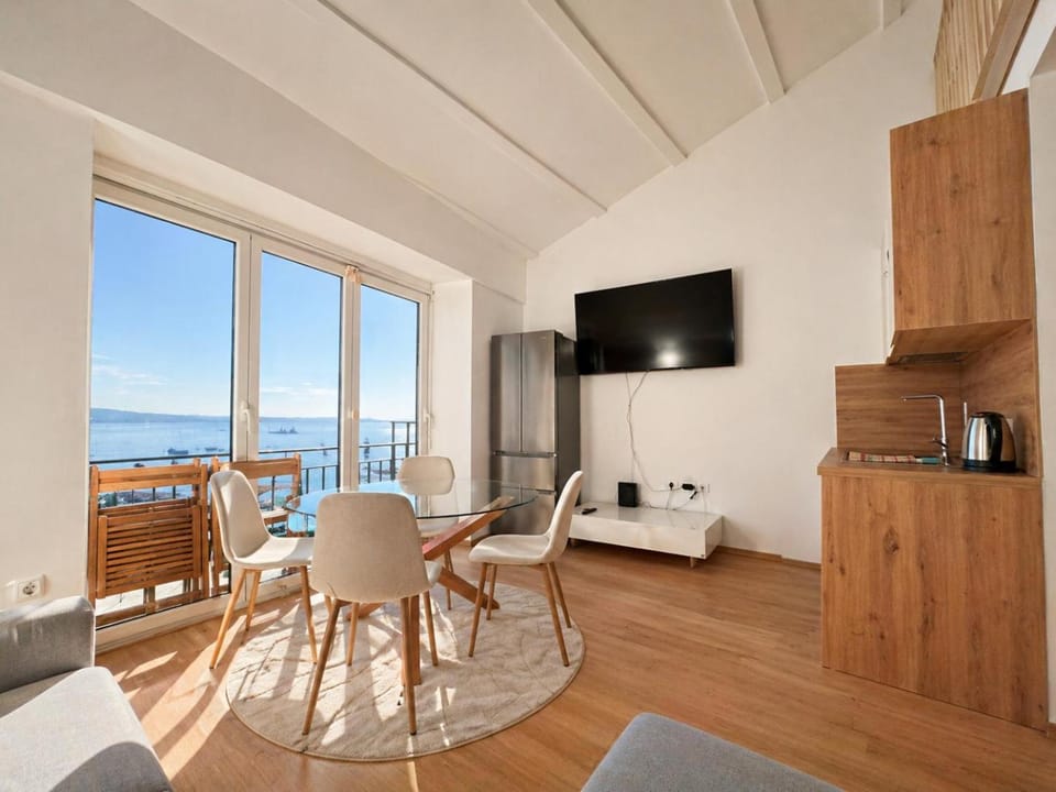 TV and multimedia, View (from property/room), Balcony/Terrace, Kitchen or kitchenette, Living room, Seating area, Dining area, Sea view